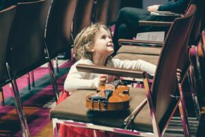 Kind in Konzertsaal